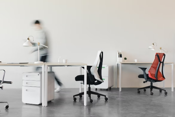 Sie sehen einen Screen zu unserem Kurs Ergonomie am Büroarbeitsplatz. Darauf abgebildet ist ein ergonomisch eingerichtetes Büro mit entsprechenden Schreibtischen und Bürostühlen.