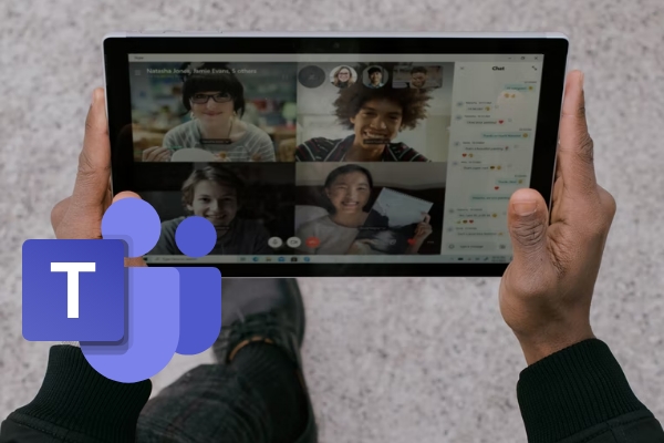 Sie sehen einen Screen unseres Microsoft Teams Kurses. Abgebildet ist ein Tablet das in den Händen eines Mitarbeitenden gehalten wird. darauf zu sehen ist ein Teams Call.
