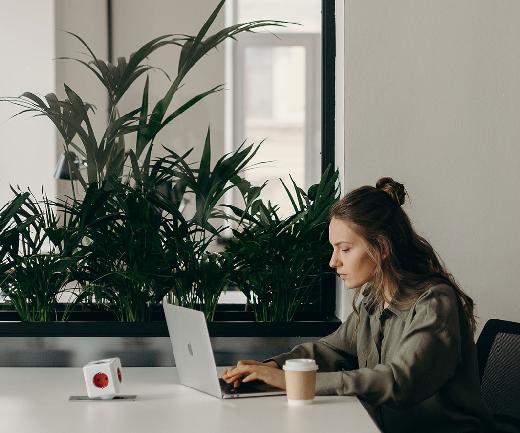Header_Shop3 Sie sehen eine junge Frau an ihrem Rechner. Sie lernt einen e-Learning Kurs den sie im Onlineshop der :MIT gekauft hat.