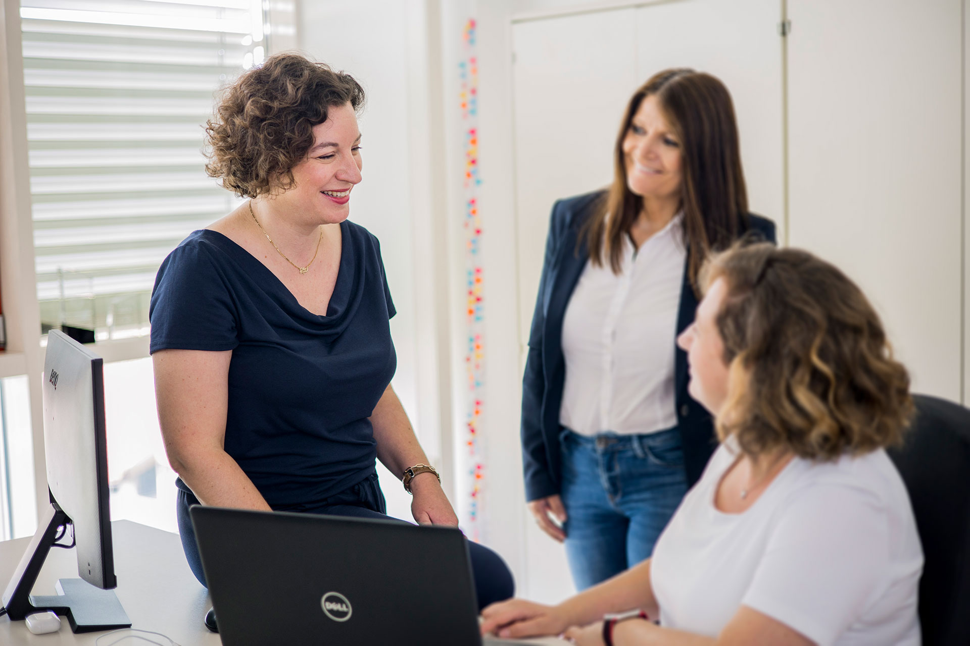 Sie sehen Nicole Plaum, Senior Projektleiterin bei M.I.T im Gespräch mit ihren Kolleginnen.