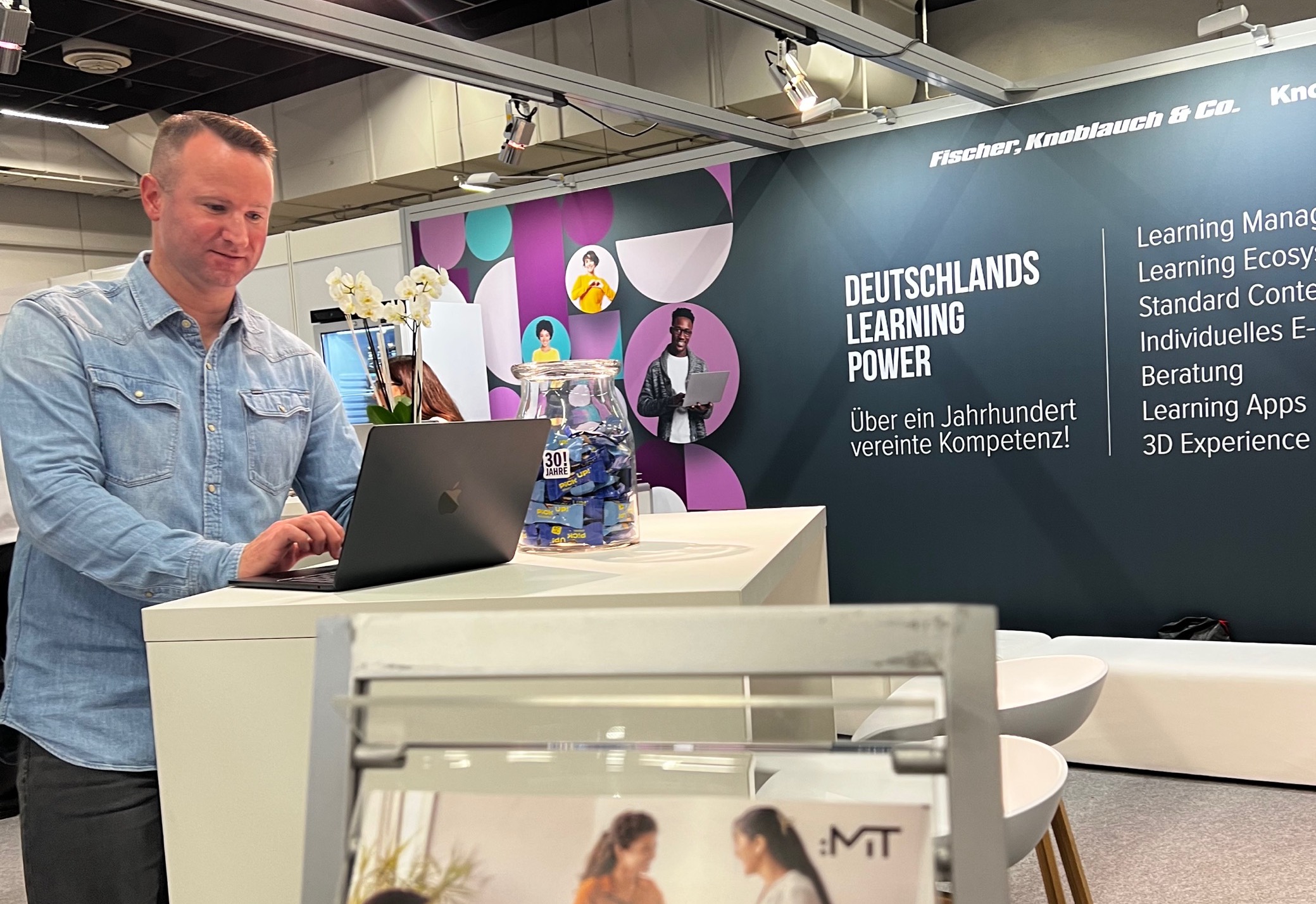 Sie sehen unseren Geschäftsführer Sebastian Gauter auf unserem Stand der Zukunft Personal.
