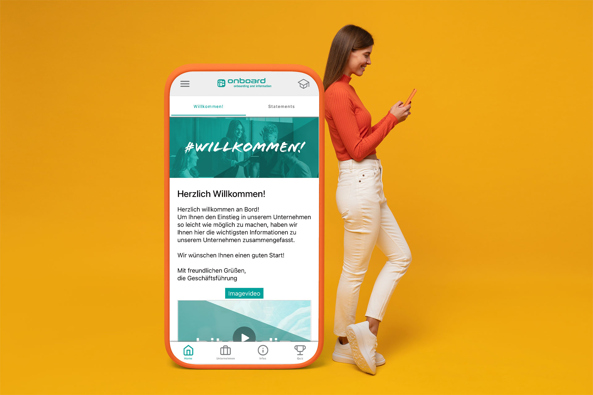 Mockup_Schule_Online Sie sehen eine junge Frau, die an übergroßes Handy angelehnt ist. Auf dem Handy ist die Onboard App von M.I.T zu sehen.