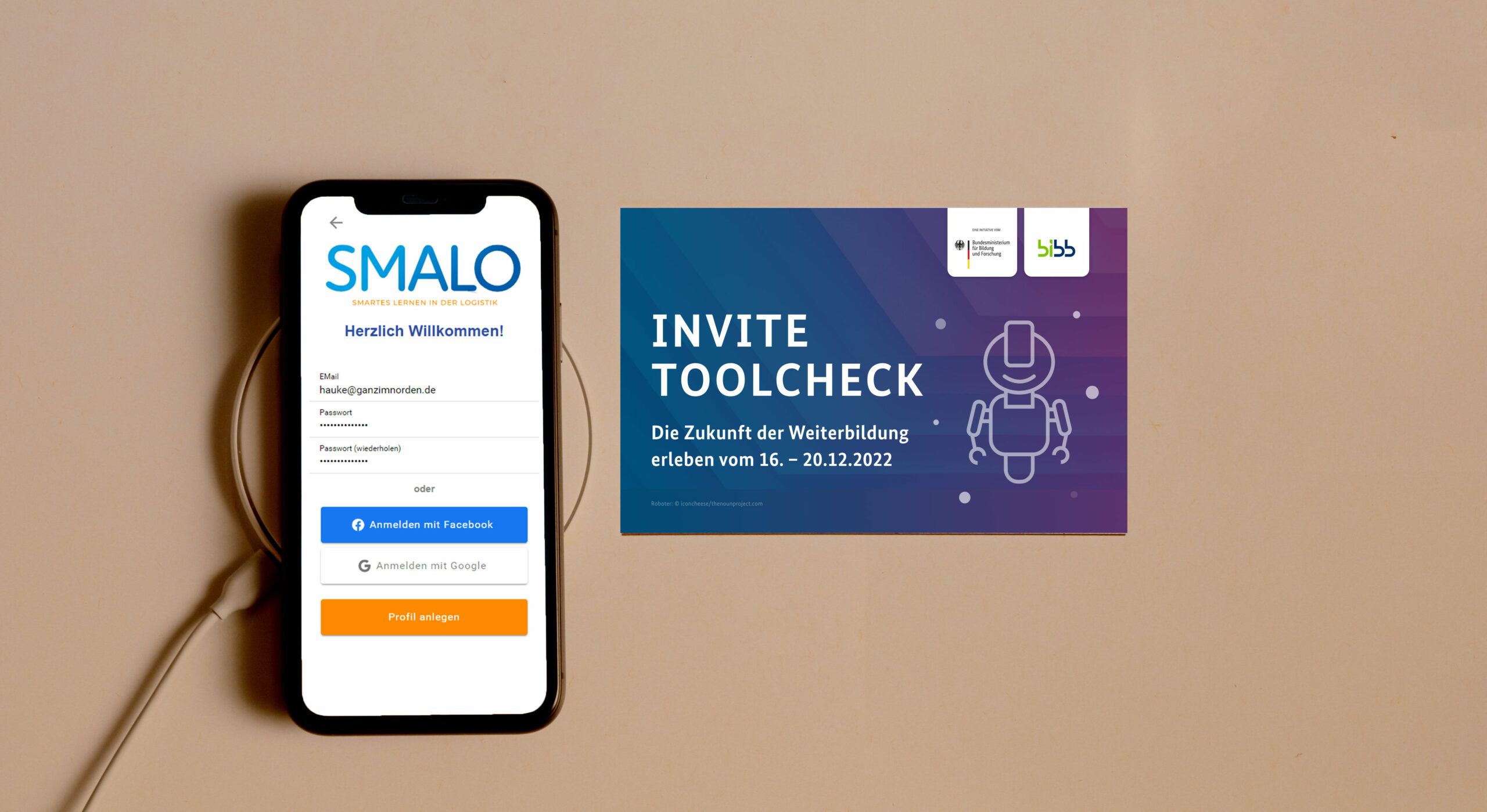 Sie sehen ein Smartphone auf dem die SMALO Lernplattform geöffnet ist sowie die Einladung zum INVITE ToolCheck.