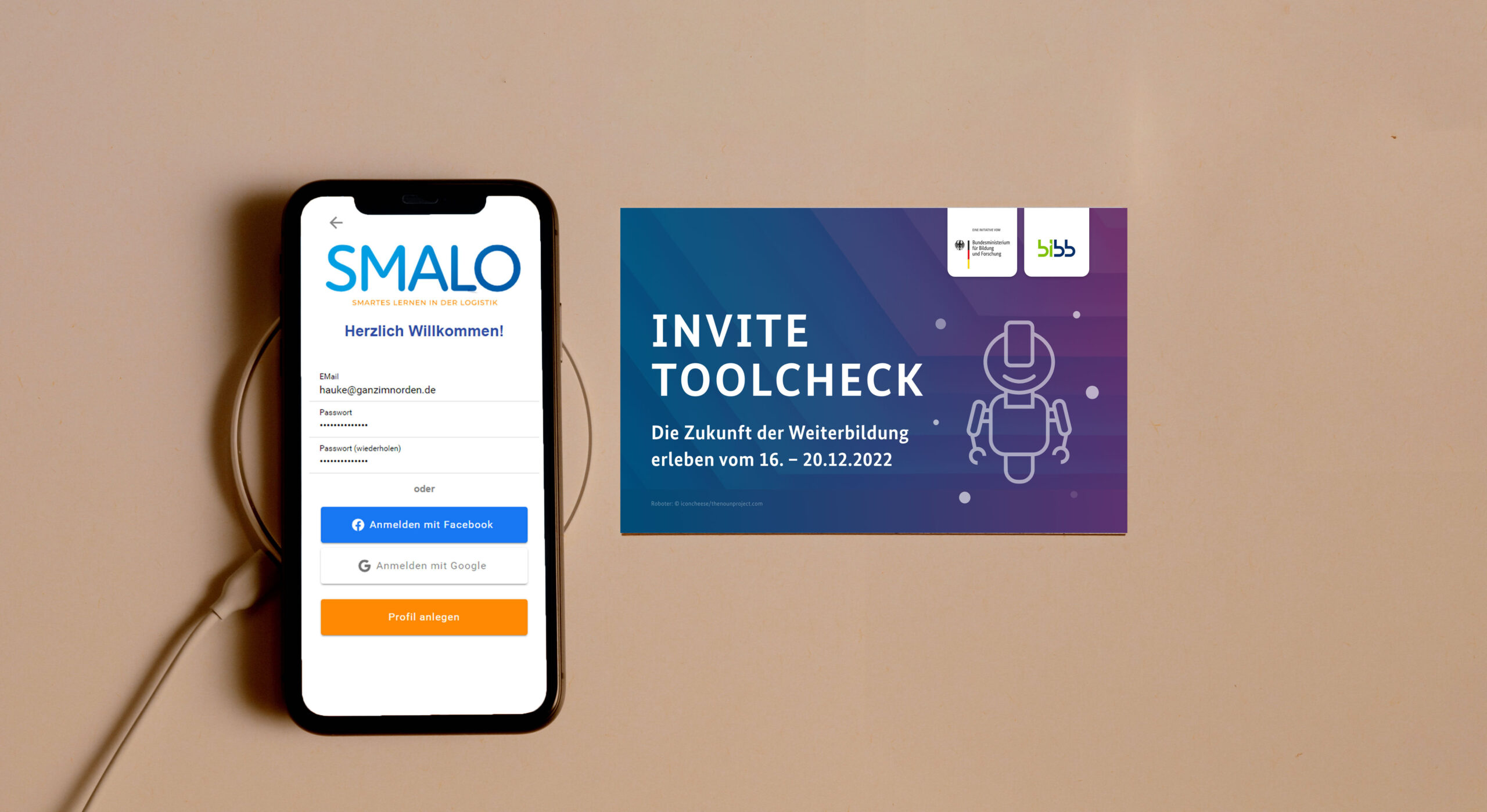 Header_Invite Sie sehen ein Smartphone auf dem die SMALO Lernplattform geöffnet ist sowie die Einladung zum INVITE ToolCheck.