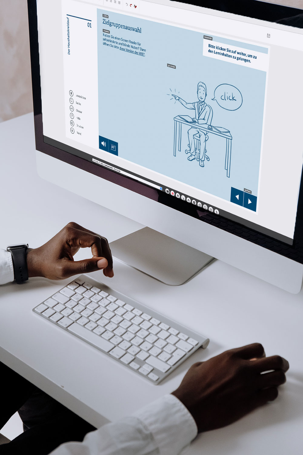 Sie einen Mann, der ein barrierefreies E-Learning mit dem Autorentool WBTplus erstellt.