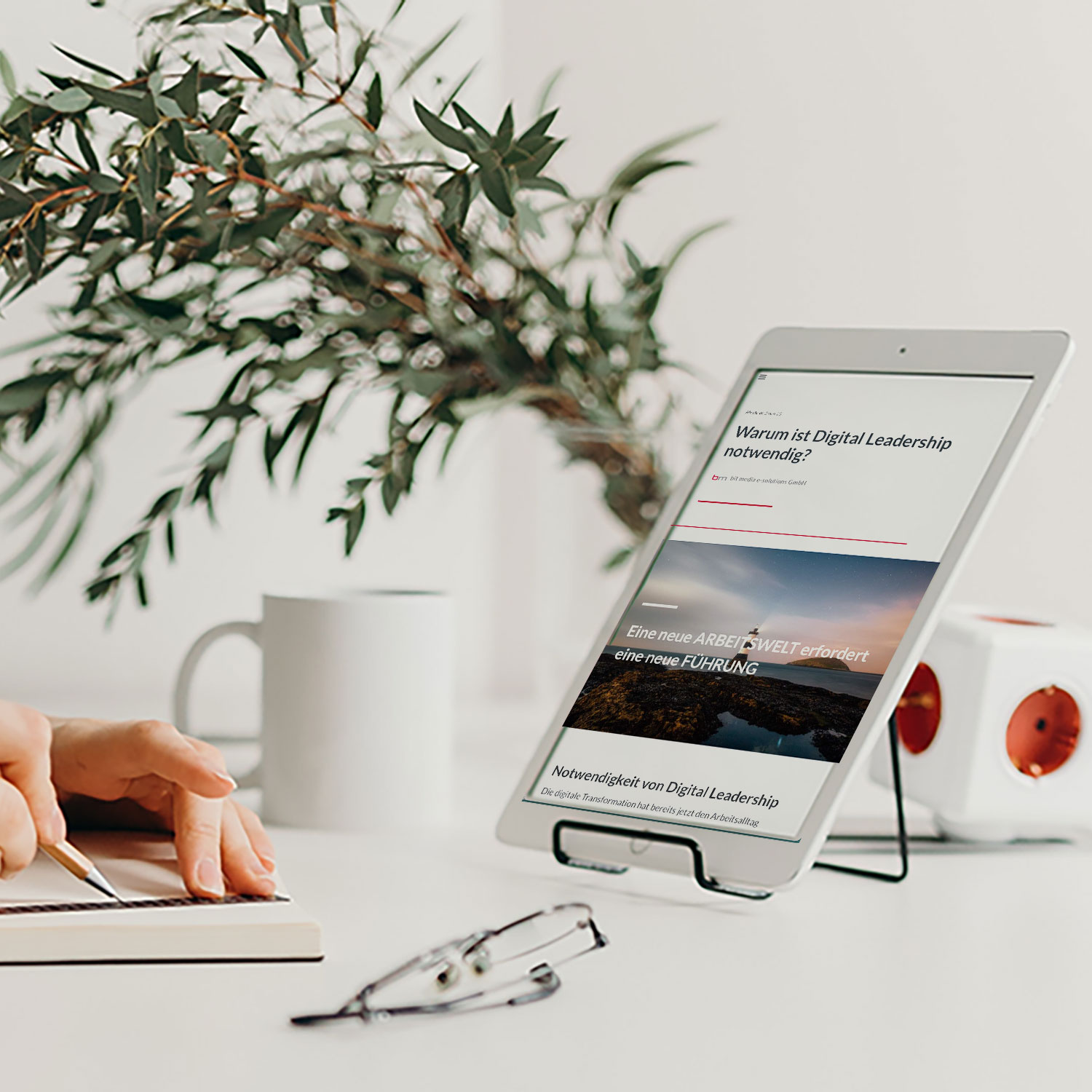 Sie sehen einen Tablet der einen unserer Standard-Contents zeigt "Digital Leadership".