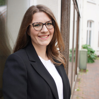Sie sehen Frau Herrmann. Sie ist Fachanwältin für Internationales Wirtschaftsrecht bei der Bremer Anwaltskanzlei Ahlers & Vogel.