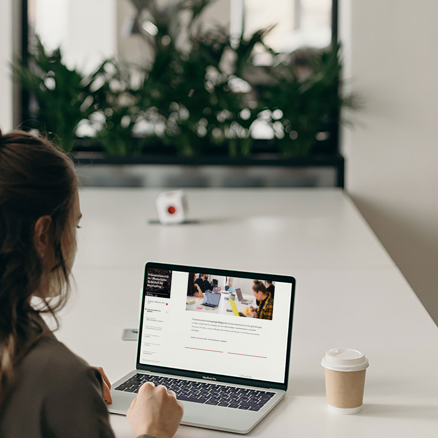 SoftSkills_Praesentationsstaerke Sie sehen einen Rechner der einen unserer Standard-Contents zeigt "Präsentationsstärke".